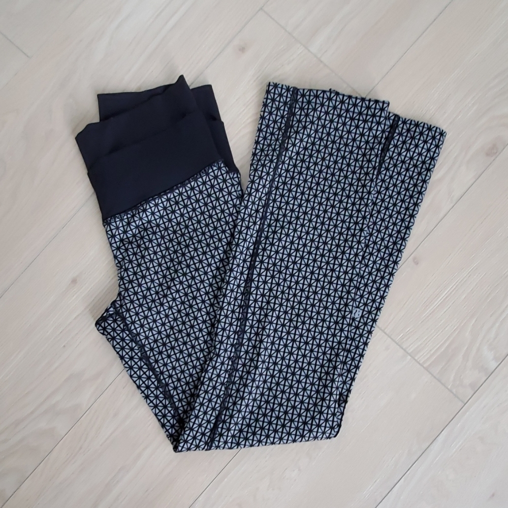 Lululemon Print Yoga Pants in Size 6